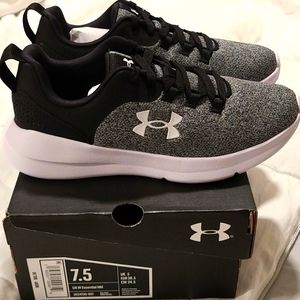 BRAND NEW IN BOX🤩 Under Armour Black & White Essential running shoes, 7.5